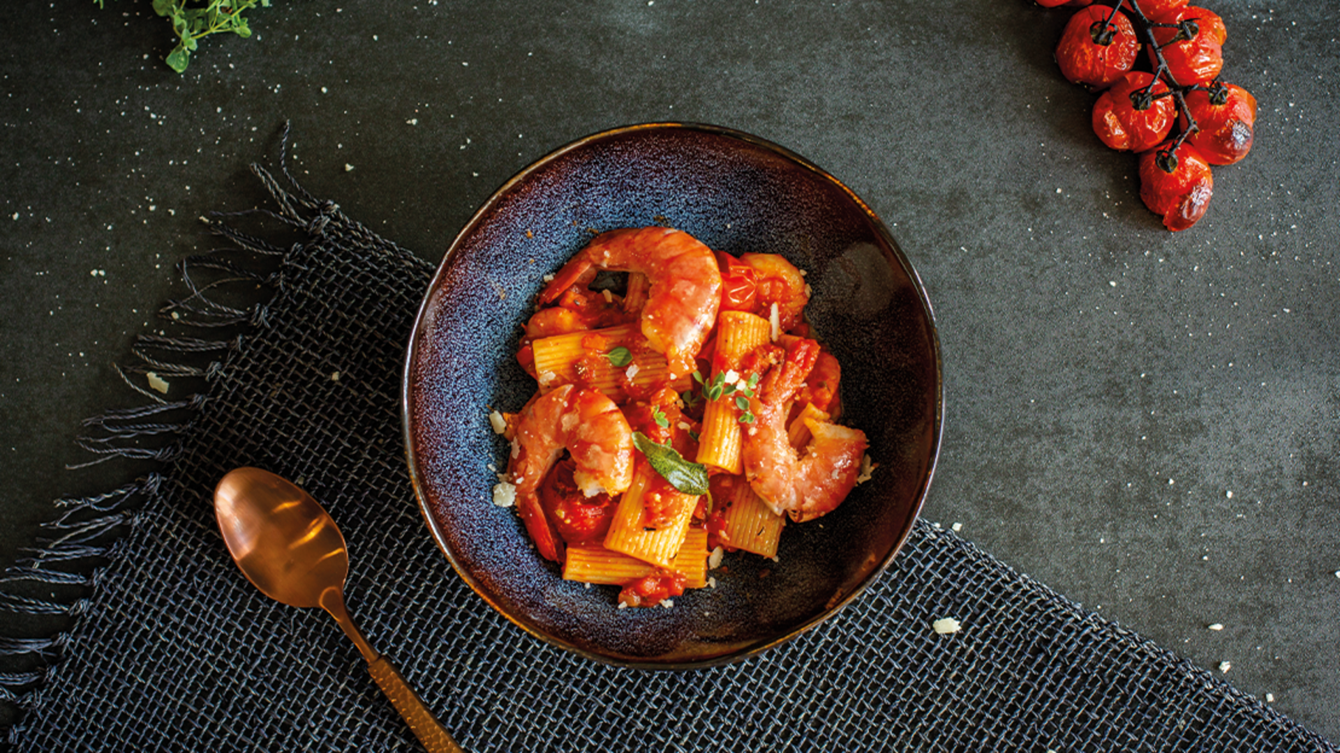 Rigatoni mit Gemüsebolognese und Garnelen