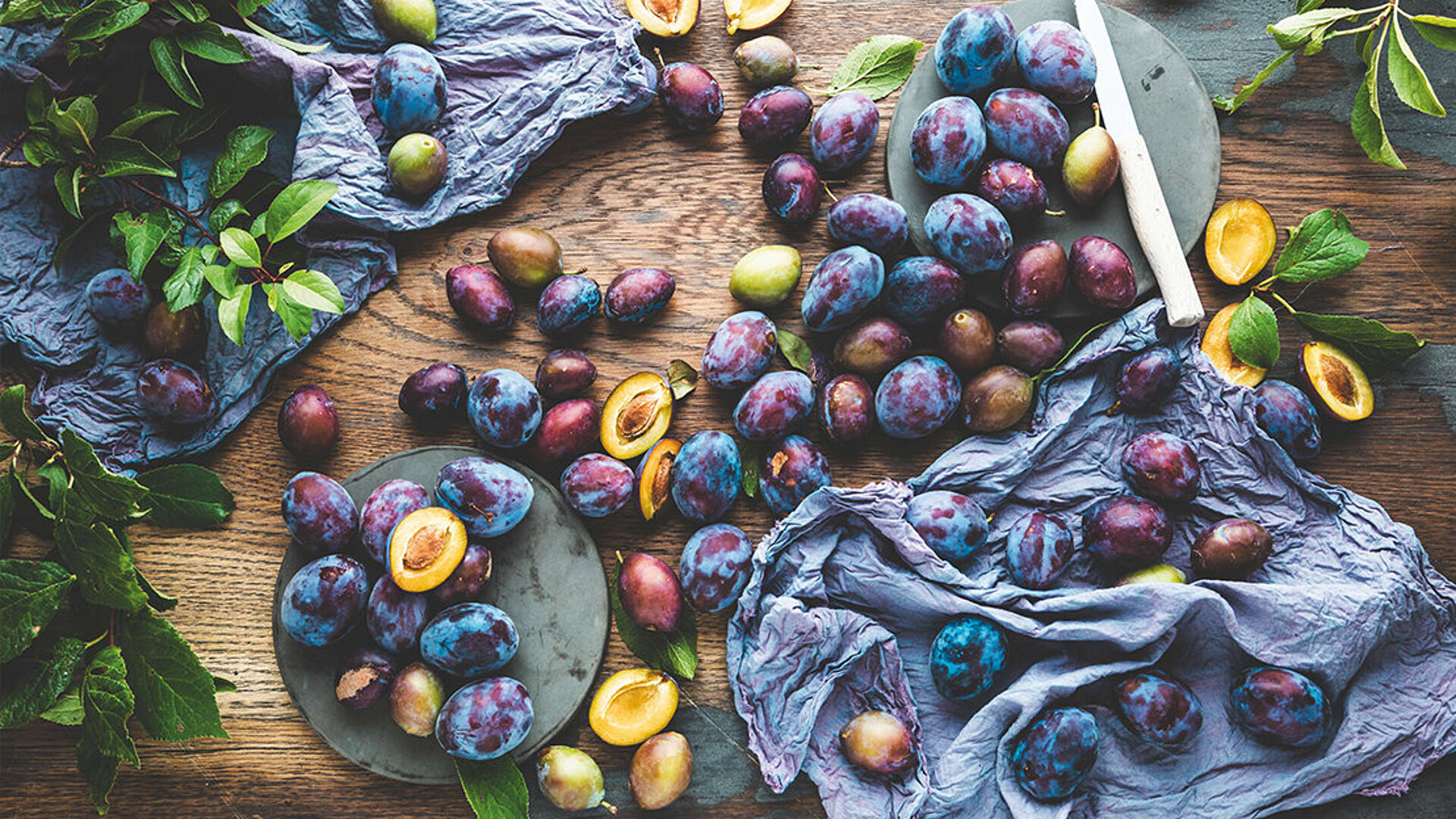 Pflaumen auf Holztisch