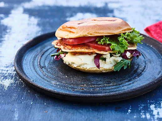 Okonomiyaki-Burger mit Camembert Creme von Alpenhain