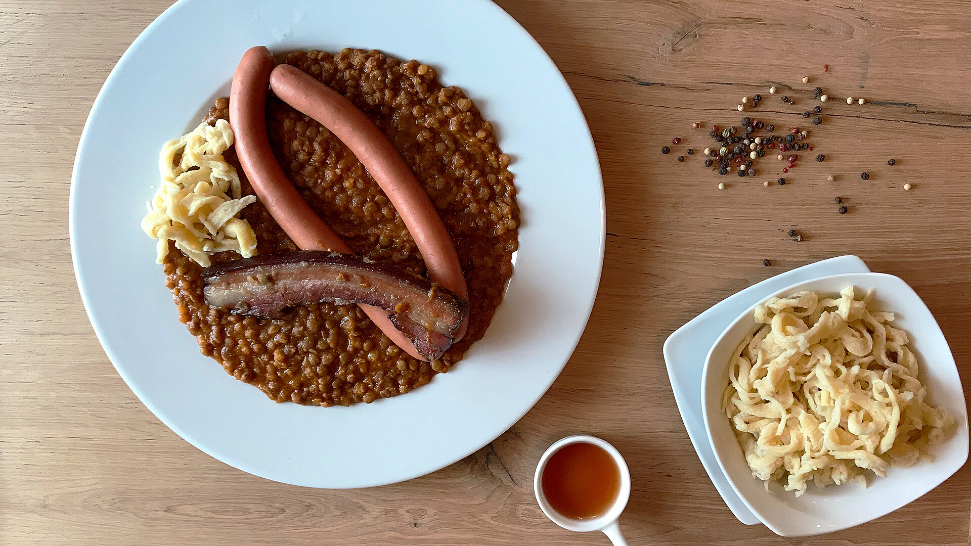 Schwäbische Linsen mit Spätzle, Saitenwürstchen und geräuchertem ...