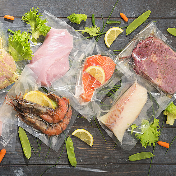 Vorportioniertes und vakuumiertes Fleisch und Fisch zum