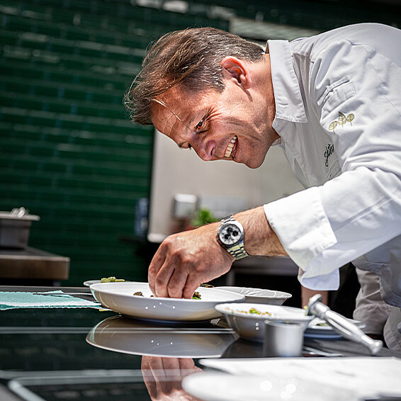 Thomas Kellermann beim Anrichten