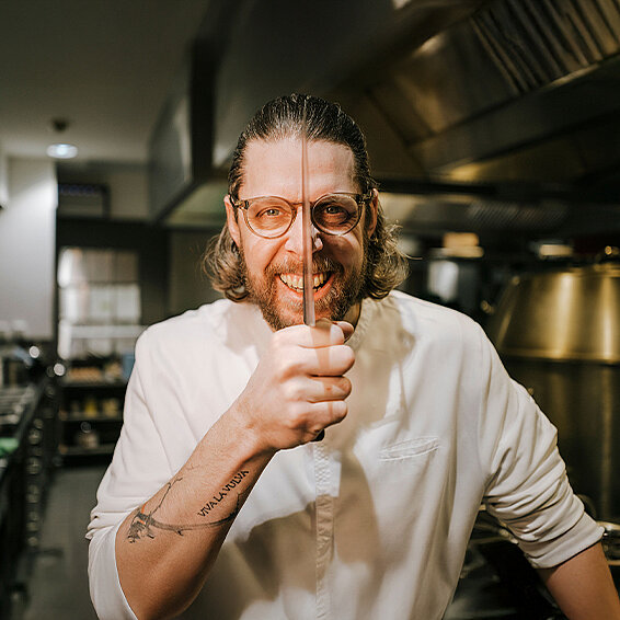 Portrait von Philipp Vogel in seiner Küche