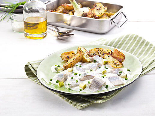 Hering-Happen mit frischem Schnittlauch und Gurke