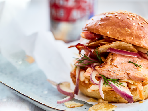 Pulled Flammlachs Burger mit Cole Slaw