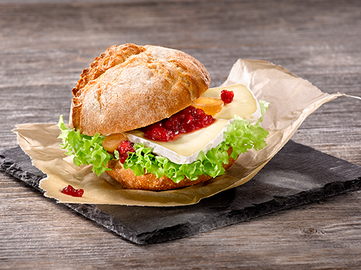 Weichkäse im Brötchen