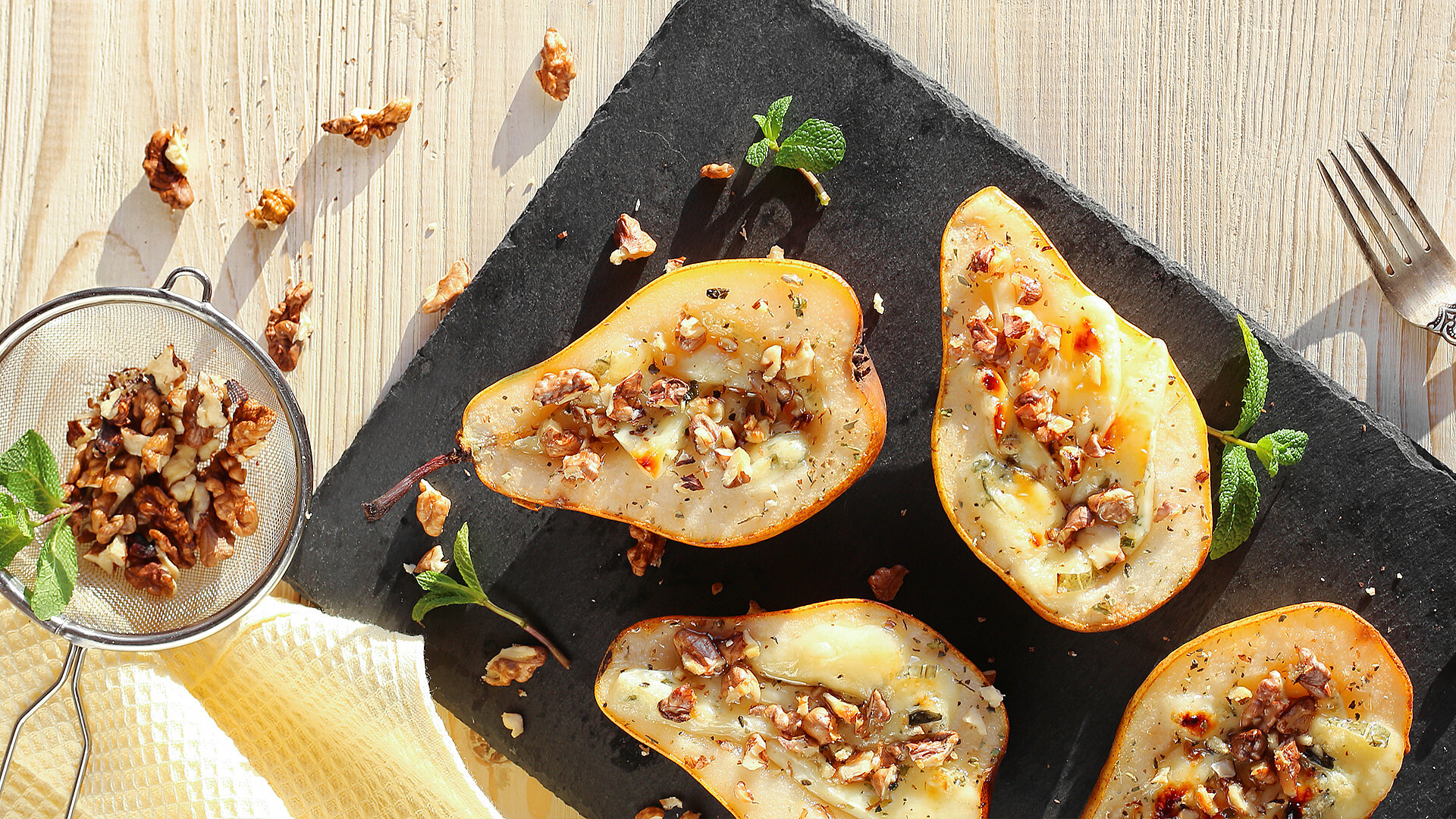 Pochierte Gewürz-Birne mit Blauschimmelkäse