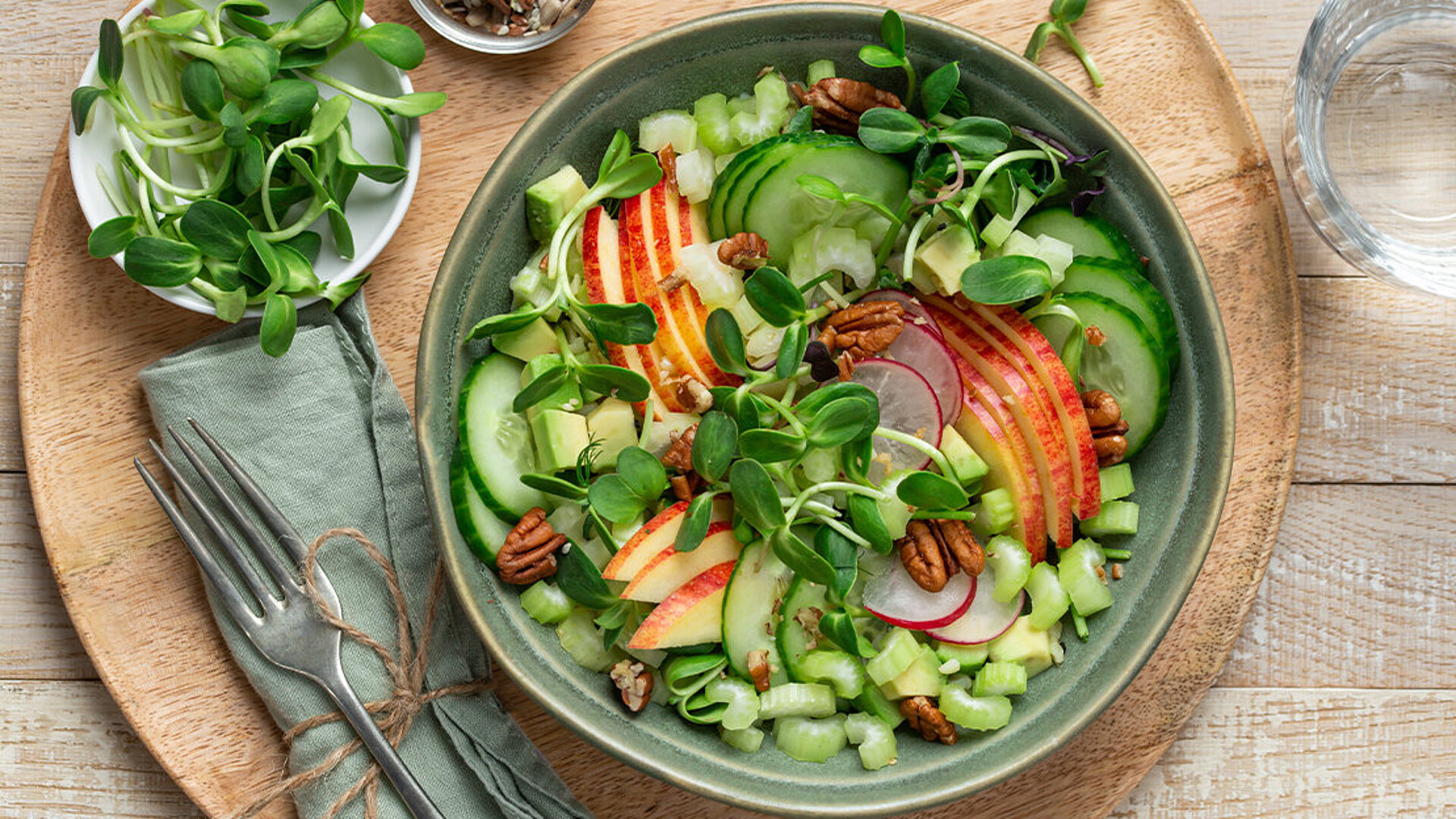 Salat mit Staudensellerie, Apfel und Gurke