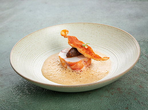 Master Chef Edition Black Tiger Riesengarnele Mosaik mit Romanesco Creme und Krustentier Bisque