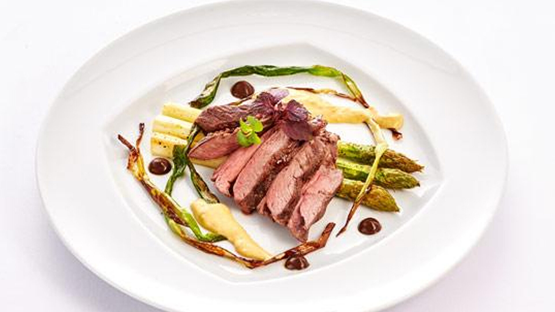 Gegrillte Lammhüfte mit Ofenspargel und Erdnüssen